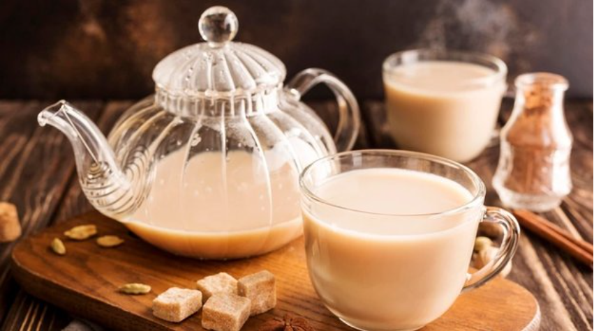 Чайник чёрного чая с молоком