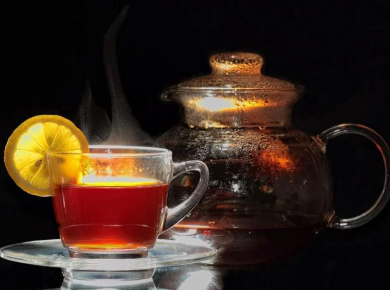 Чайник чёрного чая с лимоном