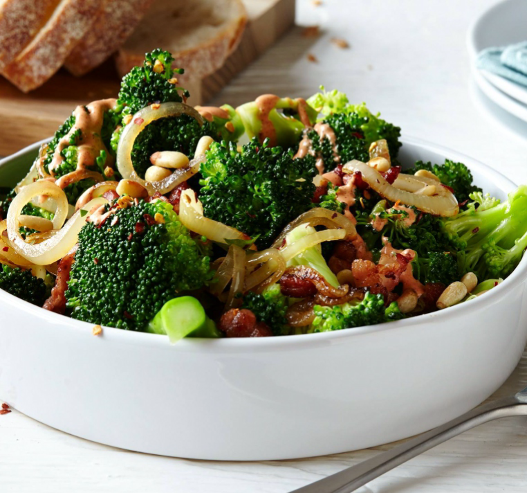 Салат из брокколи с жамбонами 