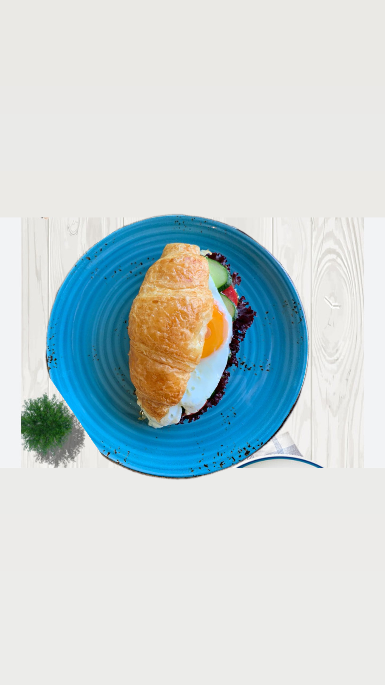 Круассан с яйцом