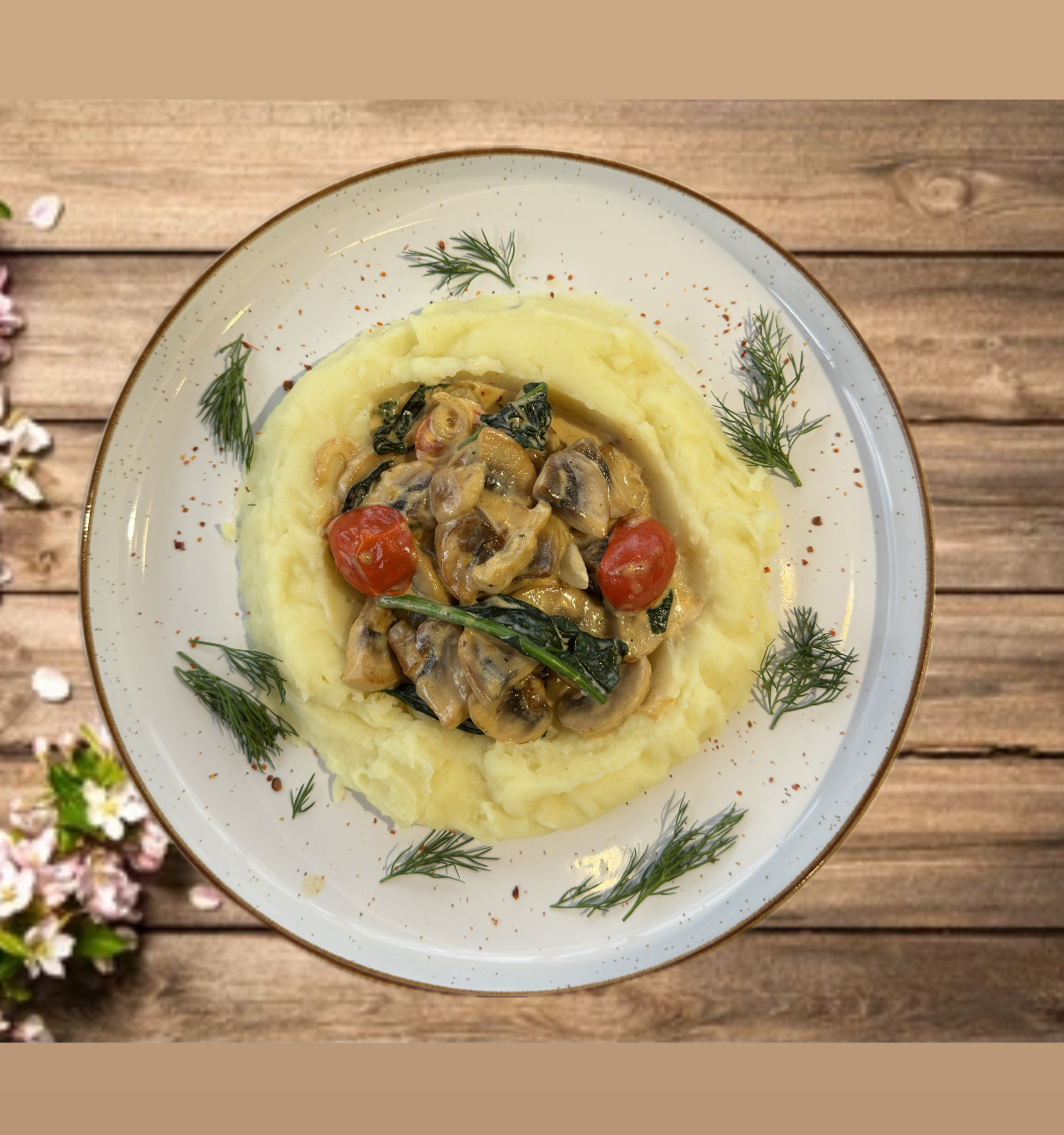 Шампиньоны со шпинатом в сливочном соусе с пюре