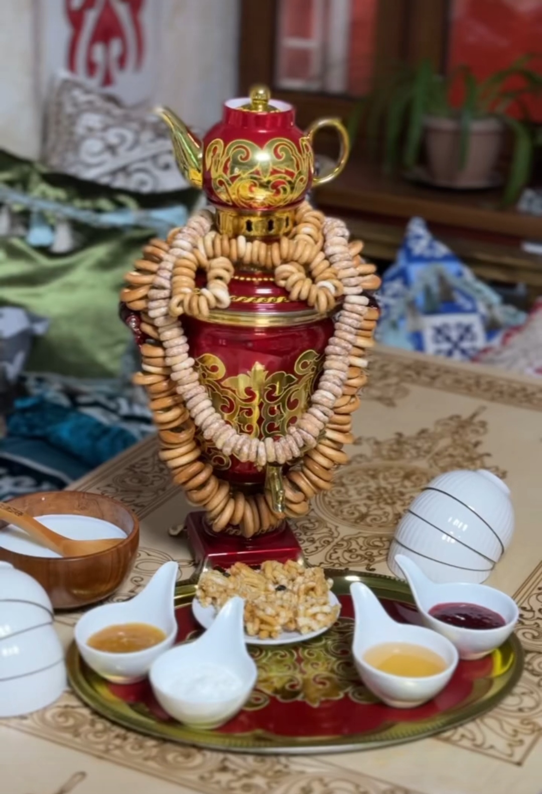 Самовар со сладостями