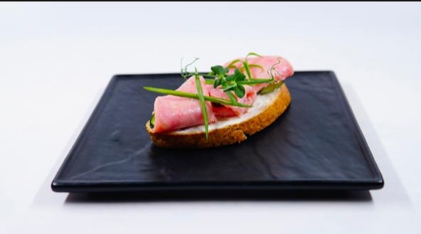 Брускетта с ветчиной