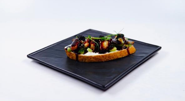 Брускетта с копченным угрем