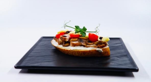 Брускета с курицей и грибами