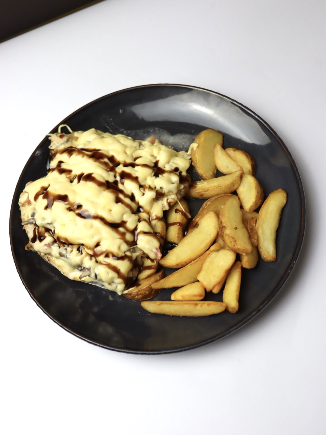 Куриный стейк с грибами под сыром