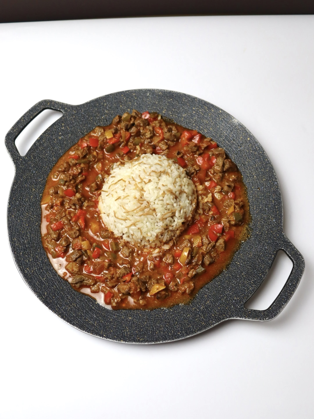 Обжаренное мясо на сковороде