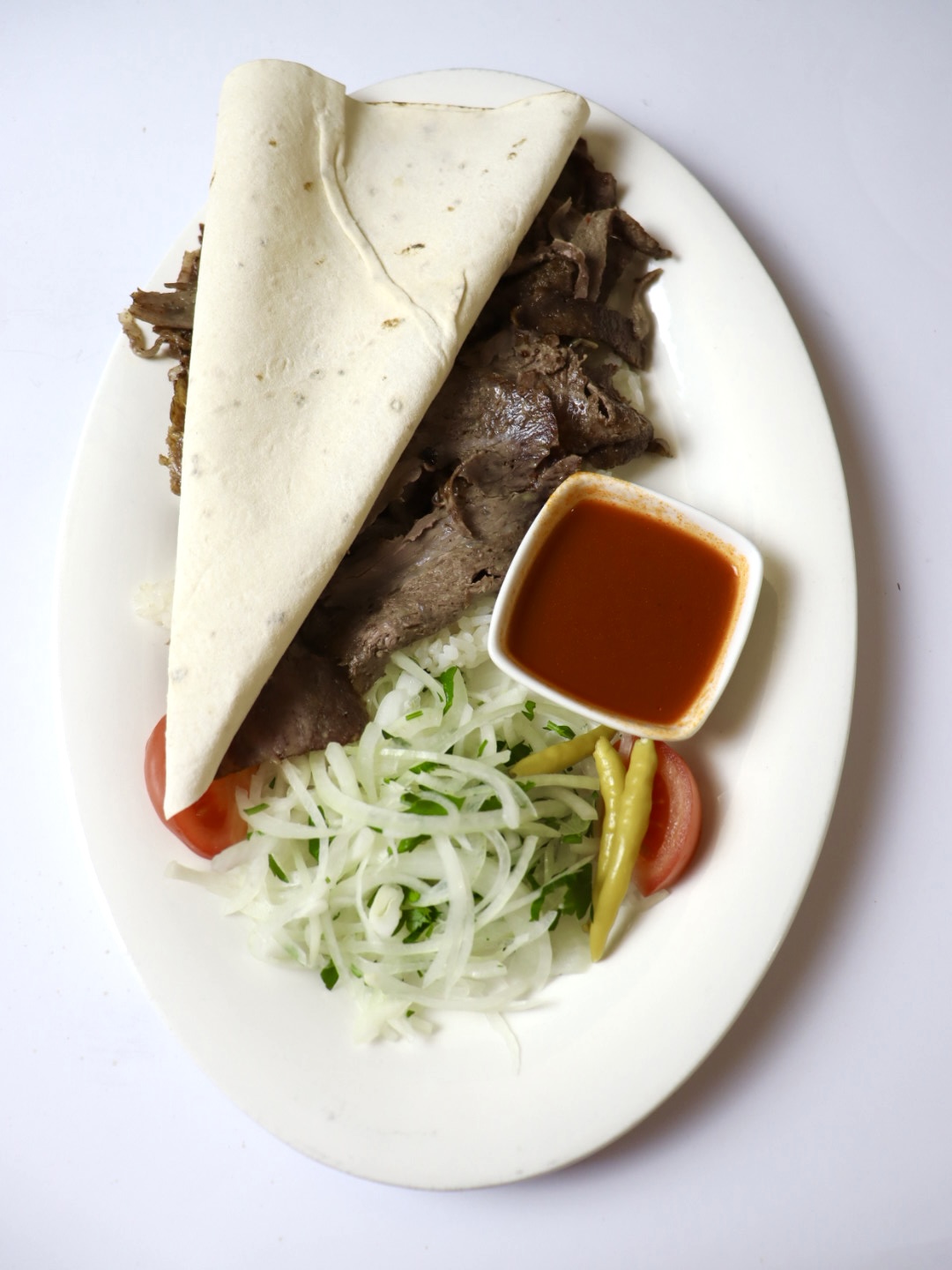 Донер с говядиной на тарелке